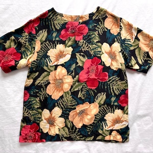 Vintage 1990s Rafaella petites tropical floral SILK blouse size medium petite / 90s flower short sleeve boxy fit crew neck top t shirt