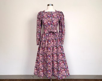 Vintage blommig Laura Ashley-klänning från 1980-talet, storlek US 6 UK 10 EUR 36 small / 80-tals bomull, fyrkantig halsringning, långärmad, figursydd och utsvängd, a-linjeformad, blygsam midiklänning