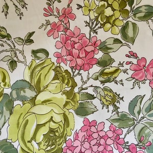 Puede incluir: Una tela de estampado floral con fondo blanco y hojas verdes. La tela presenta flores rosas y amarillas en un patrón repetitivo.