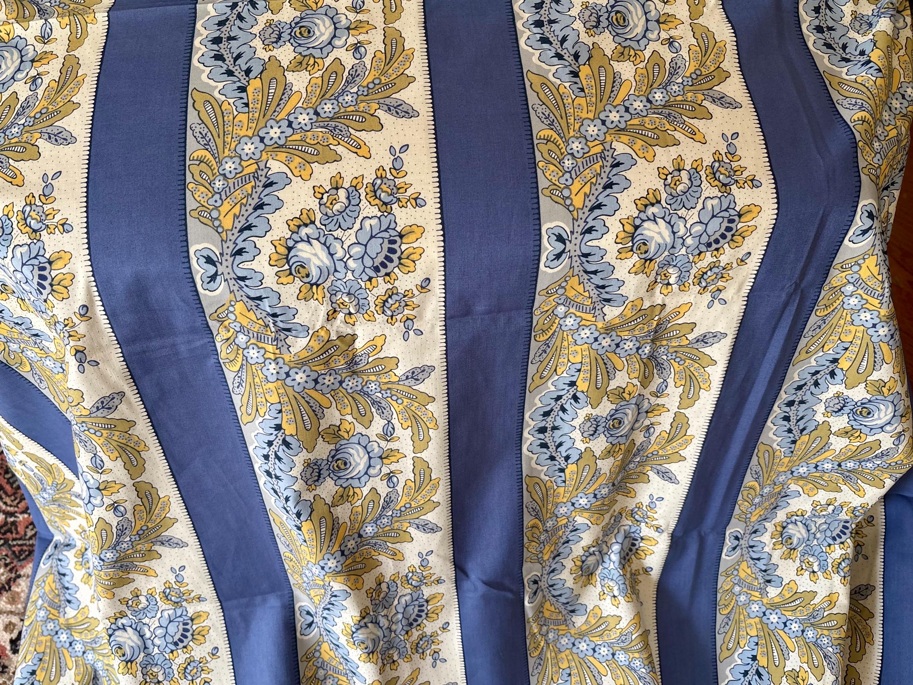 Beautiful Vintage French Les Olivades Floral Floral Roses Garland