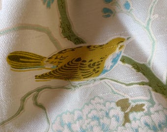 Hermoso remanente de tela con pájaros y flores inspirado en el estilo chinoiserie vintage ~ Azul, amarillo, verde y blanco roto ~ Pequeños proyectos para hacer bolsas tipo almohada ~ 16” x 76”