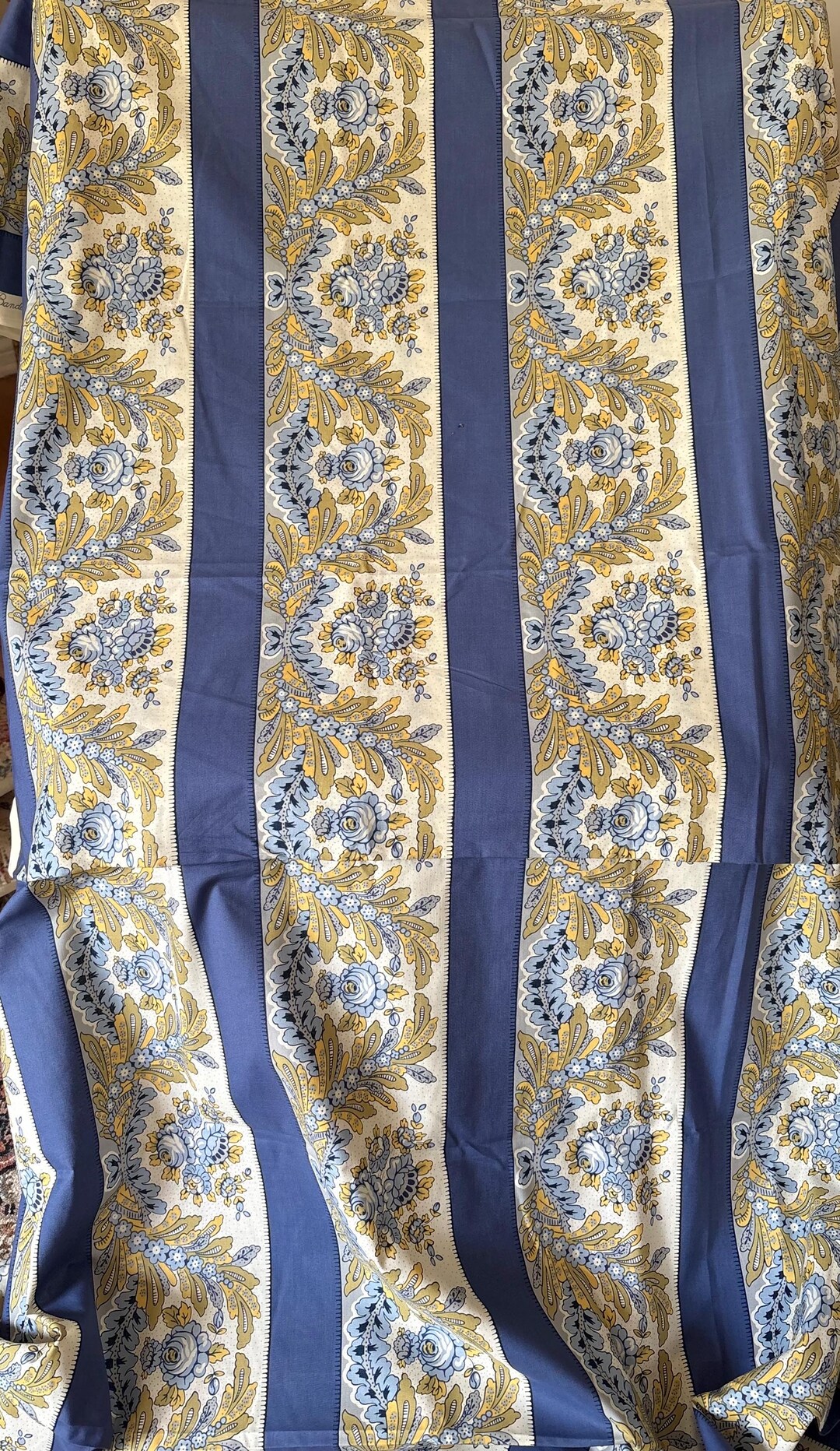 Beautiful Vintage French Les Olivades Floral Floral Roses Garland