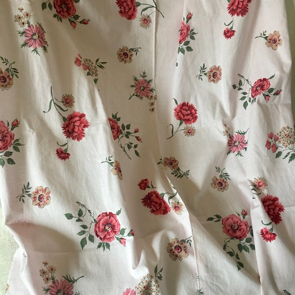 Tissu en coton vintage des années 40 avec oeillets et marguerites ~ rouge rose vert sur rose doux pâle ~ chemisier d'été robe rideau patchwork décoration de chalet