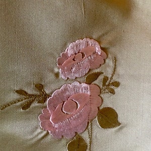 Schöne Vintage Mitte des Jahrhunderts 1950 bestickt butter Seidenstoff ~ Soft Sage Pistazie Pistazie grün rosa ~ Kissen Innenräume Kleidung Hut machen