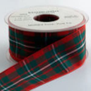 Puede incluir: Un carrete de cinta a cuadros roja, verde y blanca. La cinta tiene un aspecto transparente y texturizado. El carrete tiene un borde de plástico transparente y una etiqueta blanca con texto negro. Adecuado para manualidades y envolver regalos.