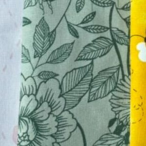 Puede incluir: Tela floral verde con un patr&oacute;n repetido de flores, hojas y abejas. La tela tiene un fondo verde claro y dise&ntilde;os florales verde oscuro.