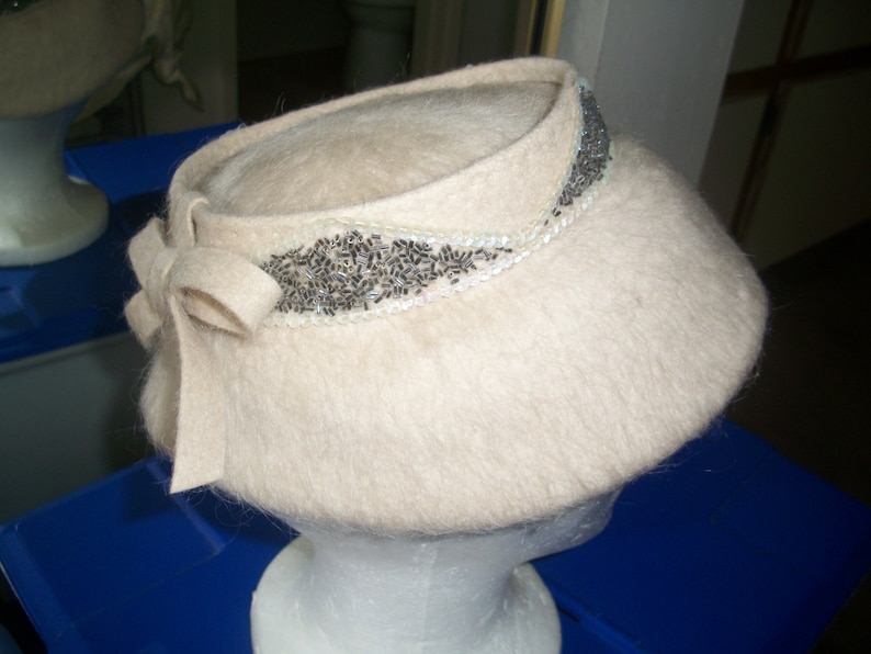 1950/'s Mohair Wide Brim Saucer Hat Beige Embellished Sequins /& Beads Day Hat The Fifties New Look Style Has Union Tag.