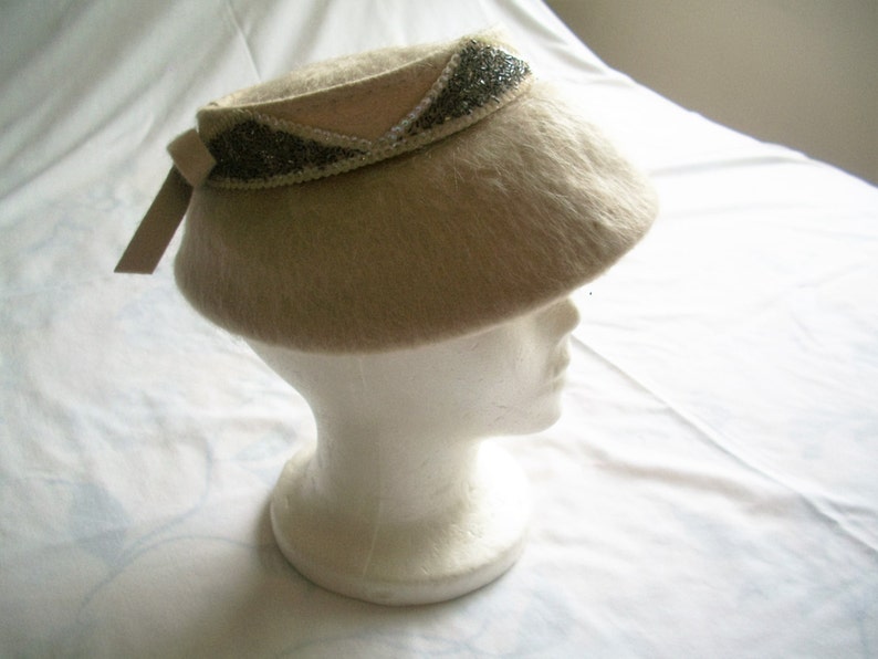 1950/'s Mohair Wide Brim Saucer Hat Beige Embellished Sequins /& Beads Day Hat The Fifties New Look Style Has Union Tag.