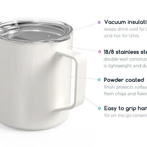 Może przedstawiać: Biały kubek termiczny ze stali nierdzewnej z pokrywką i uchwytem. Kubek jest dwuścienny i izolowany pr&oacute;żniowo, aby utrzymać napoje zimne przez 24 godziny i ciepłe przez 12 godzin. Kubek ma powłokę proszkową, aby chronić powierzchnię przed odpryskami i łuszczeniem się.