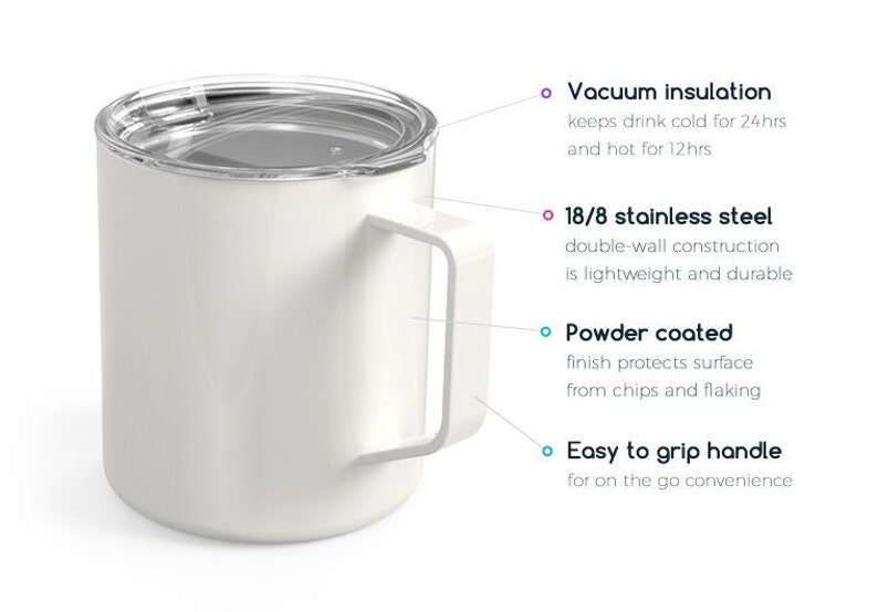 Może przedstawiać: Biały kubek termiczny ze stali nierdzewnej z pokrywką i uchwytem. Kubek jest dwuścienny i izolowany pr&oacute;żniowo, aby utrzymać napoje zimne przez 24 godziny i ciepłe przez 12 godzin. Kubek ma powłokę proszkową, aby chronić powierzchnię przed odpryskami i łuszczeniem się.