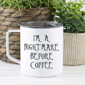 Może przedstawiać: Biały kubek ceramiczny z czarnym napisem "Jestem koszmarem przed kawą".