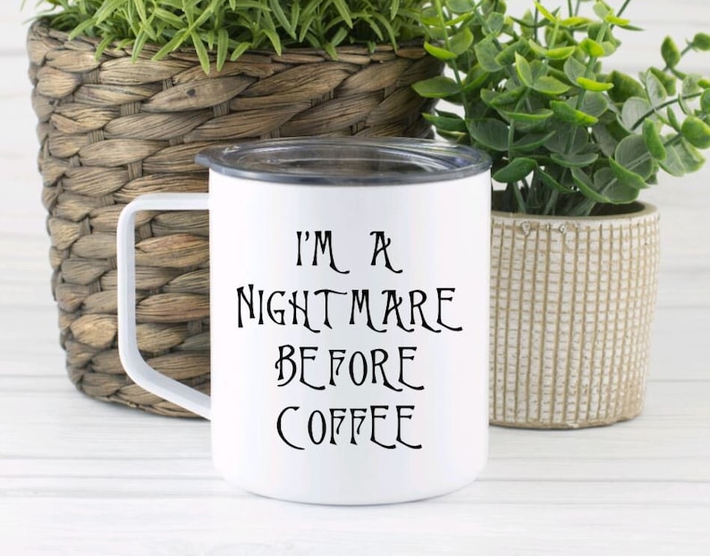 Może przedstawiać: Biały kubek ceramiczny z czarnym napisem "Jestem koszmarem przed kawą".