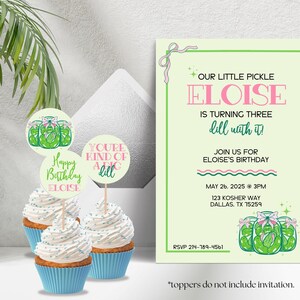 Puede incluir: Un conjunto de tres adornos para cupcakes con un dise&ntilde;o de tarro de pepinillos. Los adornos est&aacute;n decorados con pepinillos verdes, un lazo rosa y el texto "You're kind of a dill". Los adornos son perfectos para una fiesta de cumplea&ntilde;os con tem&aacute;tica de pepinillos.