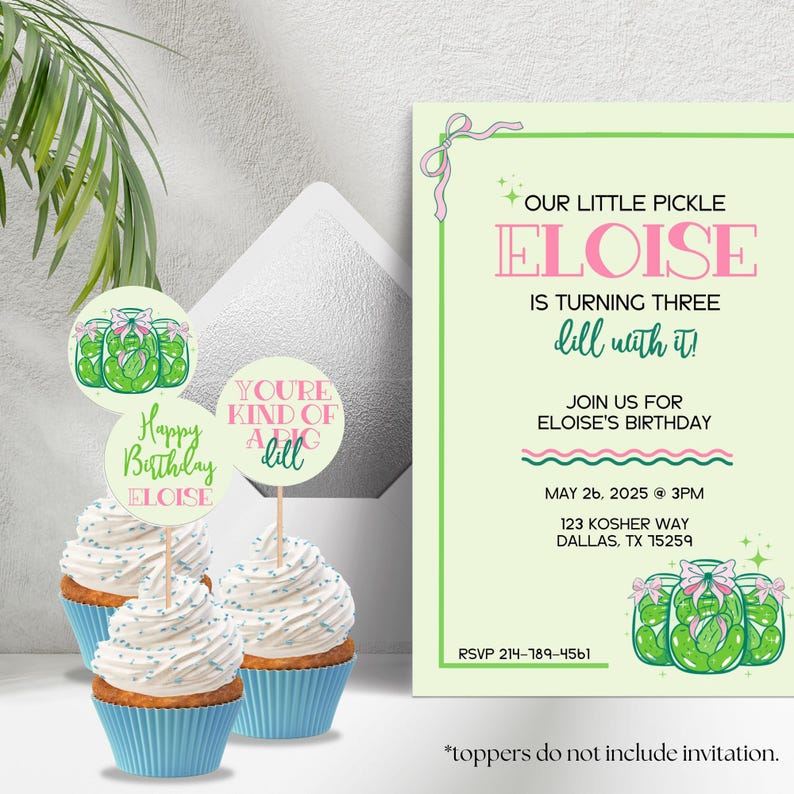 Puede incluir: Un conjunto de tres adornos para cupcakes con un dise&ntilde;o de tarro de pepinillos. Los adornos est&aacute;n decorados con pepinillos verdes, un lazo rosa y el texto "You're kind of a dill". Los adornos son perfectos para una fiesta de cumplea&ntilde;os con tem&aacute;tica de pepinillos.