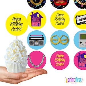 Può includere: Un cupcake con glassa bianca è sormontato da un cerchio giallo con la scritta "Happy Birthday Cedric". L'immagine mostra anche varie grafiche colorate a tema festa, tra cui un boombox e una catena d'oro.