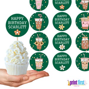 Pode incluir: Toppers para cupcake verdes e brancos com um desenho de café gelado de desenho animado e o texto "Happy Birthday Scarlett".