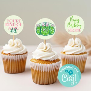 Puede incluir: Tres adornos redondos para cupcakes con diferentes dise&ntilde;os. Un adorno dice "You're kind of a big dill", otro tiene una imagen de dibujos animados de tres frascos de pepinillos, y el tercero dice "Happy Birthday Eloise".