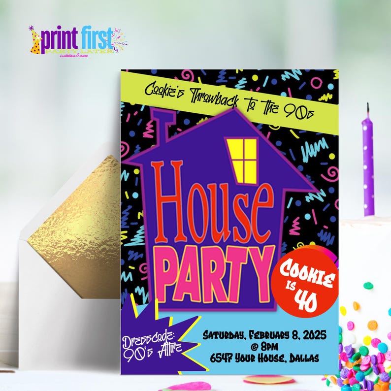 Puede incluir: Una invitaci&oacute;n a una fiesta con un gr&aacute;fico de casa p&uacute;rpura y las palabras "House Party" en rosa y rojo. La invitaci&oacute;n tiene el texto "Cookie is 40" y "Dresscode: 90's Attire". Un sobre dorado y un pastel con una vela est&aacute;n en el fondo.