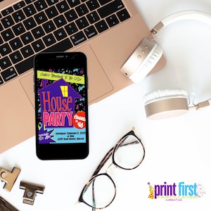 Puede incluir: Un smartphone muestra una colorida invitaci&oacute;n a una "House Party" con tem&aacute;tica de los 90, con un gr&aacute;fico de una casa morada. Tambi&eacute;n se ven auriculares dorados y blancos, un port&aacute;til y gafas. La invitaci&oacute;n incluye el texto "Cookie is 40".