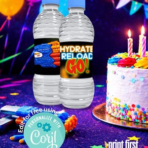 Könnte beinhalten: Zwei Wasserflaschen mit blauen Deckeln und Etiketten mit der Aufschrift "HYDRATE RELOAD GO!" und einer Spielzeugpistolen-Grafik. Im Hintergrund ein Geburtstagskuchen mit brennenden Kerzen und bunten Streuseln. Das Bild enthält den Text "Edit for free using PERSONALIZE WITH Corjl".