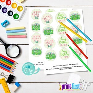 Puede incluir: Hoja imprimible de 8 pegatinas redondas con un dise&ntilde;o de tarro de pepinillos. Las pegatinas dicen "You're kind of a dill" y "Happy Birthday Eloise".