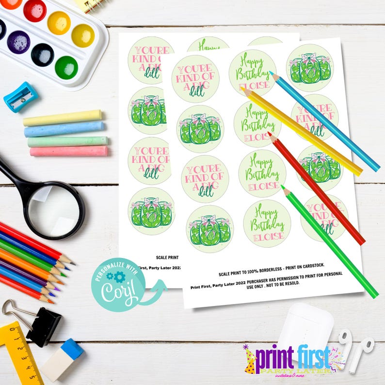 Puede incluir: Hoja imprimible de 8 pegatinas redondas con un dise&ntilde;o de tarro de pepinillos. Las pegatinas dicen "You're kind of a dill" y "Happy Birthday Eloise".