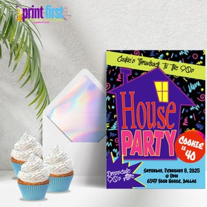 Puede incluir: Una invitaci&oacute;n a una fiesta con un gr&aacute;fico de casa p&uacute;rpura y las palabras "House Party" en rosa y naranja. La invitaci&oacute;n incluye el texto "Cookie is 40" y los detalles del evento. Tres cupcakes con glaseado blanco y moldes azules en primer plano.