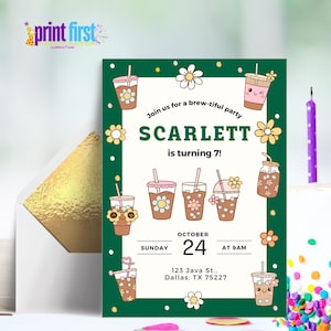 Op de afbeelding: Een groene en witte verjaardagsuitnodiging met een cartoon-koffiebekerontwerp. De uitnodiging luidt "Doe mee met ons voor een brouw-tastic feest, Scarlett wordt 7!" en bevat de datum en tijd van het feest.
