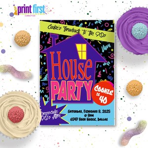 Puede incluir: Una invitaci&oacute;n a una fiesta con un gr&aacute;fico de casa p&uacute;rpura y las palabras "House Party" en rosa. La invitaci&oacute;n incluye el texto "Cookie is 40" y los detalles del evento. La imagen est&aacute; decorada con cupcakes y caramelos.