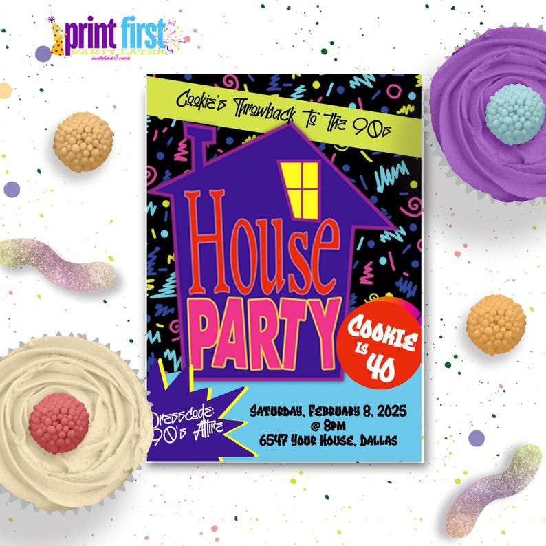 Puede incluir: Una invitaci&oacute;n a una fiesta con un gr&aacute;fico de casa p&uacute;rpura y las palabras "House Party" en rosa. La invitaci&oacute;n incluye el texto "Cookie is 40" y los detalles del evento. La imagen est&aacute; decorada con cupcakes y caramelos.