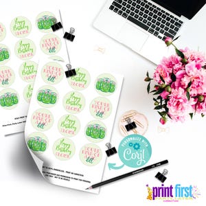 Puede incluir: Hoja de pegatinas redondas imprimibles de 10 con un dise&ntilde;o de tarro de pepinillos verde. Las pegatinas dicen "Feliz cumplea&ntilde;os Eloise" y "Eres un poco un pepinillo". La hoja tambi&eacute;n incluye una pegatina redonda con el texto "&iexcl;Personaliza con Cory!" en un c&iacute;rculo azul con un icono de engranaje.