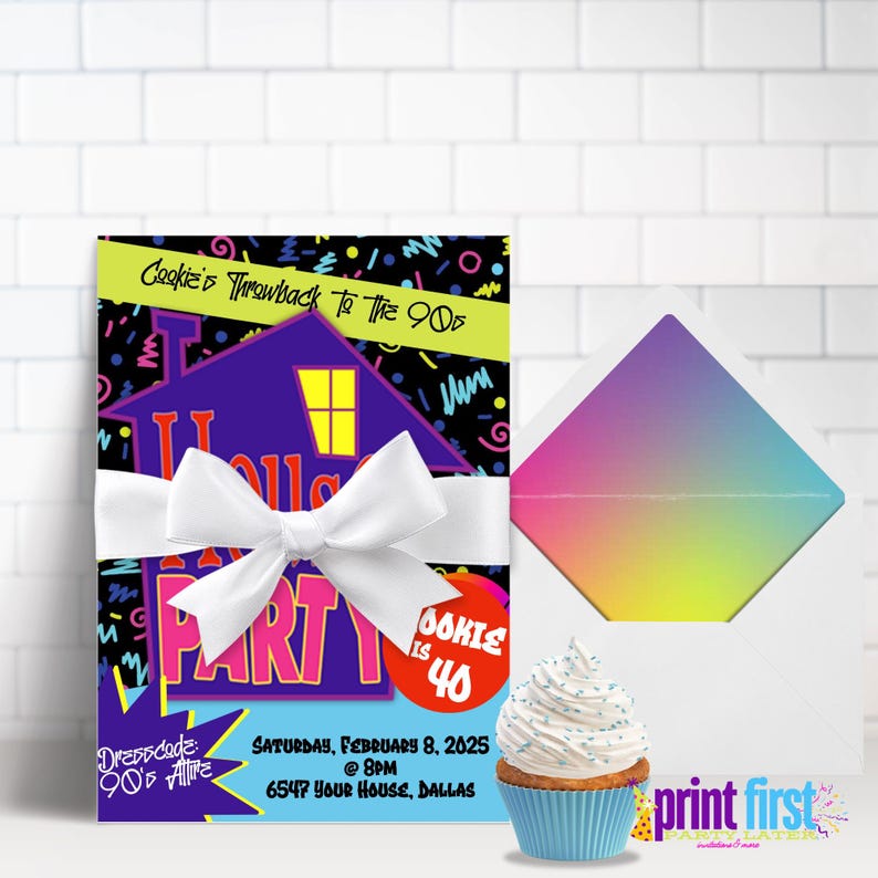 Puede incluir: Una invitaci&oacute;n a una fiesta tem&aacute;tica de los 90, con un gr&aacute;fico de casa p&uacute;rpura y el texto "House Party". La invitaci&oacute;n est&aacute; atada con una cinta blanca e incluye la fecha, la hora y el lugar. Tambi&eacute;n se ven una magdalena y un sobre.