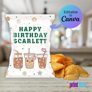 Peut inclure: Un sac de chips blanc avec un motif floral et le texte "Happy Birthday Scarlett". Le sac présente trois tasses de café glacé en dessin animé avec des visages souriants. Le sac est modifiable dans Canva.