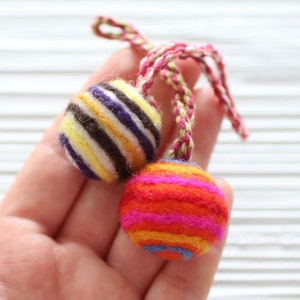 Ciondolo pom pom, pon pon in feltro a righe con gancio, ciondolo borsa staccabile, pon pon multicolor per borse portachiavi, arredamento pom pom