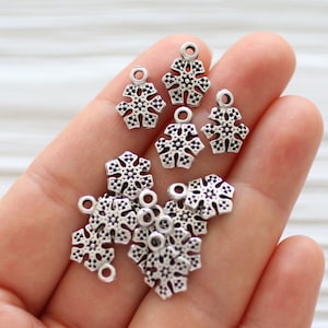 10 Stück Schneeflocke baumeln Charme, Schneeflocken, Silber Schneeflocken, Ohrringe Charme, Schneeflocke baumeln Anhänger, Schneeflocken, Weihnachten Schnee Charme