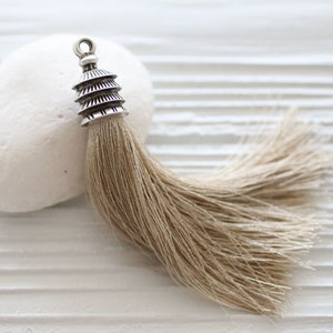 Pendentif pompon en soie taupe, marron, camel, casquette argentée, breloque pompon de sac à main, beige, pompon beige, pompons bijoux, pompon décoratif pour bouton, N25