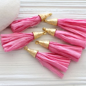 Pompon en soie de Sari rose, pompon en soie courte, pompon avec bouchon d’or, décoratif, boucles d’oreilles pompon, Bijoux Collier pompon pendentif, rose vif, n49