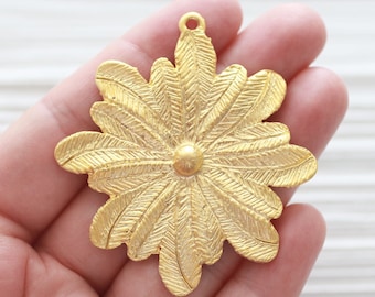 Large flower pendant in gold, daisy pendant, floral jewelry findings, large leaf flower necklace pendant with veins