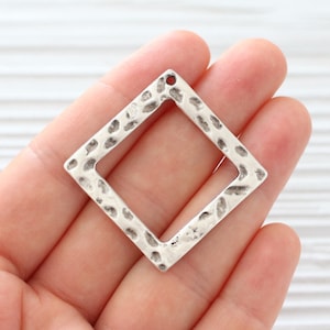 Gehämmerter Metall Silber Quadrat Anhänger, gehämmerter Metall Anhänger, große silberne Anhänger, rustikale Anhänger, Ohrringe baumeln,geometrische Anhänger,Quadrat