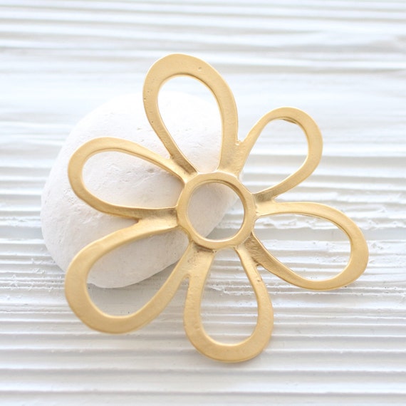 Large gold flower pendant, daisy pendant, gold flower medallion, gold pendant, large pendants, gold flower, large leaf flower, cute daisy
