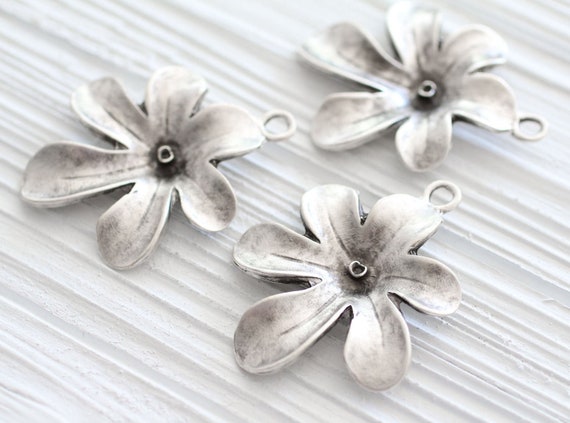 Silver flower pendant, daisy pendant, flower medallion, flower girl pendant, flower jewelry findings, flowers, large leaf flower pendant