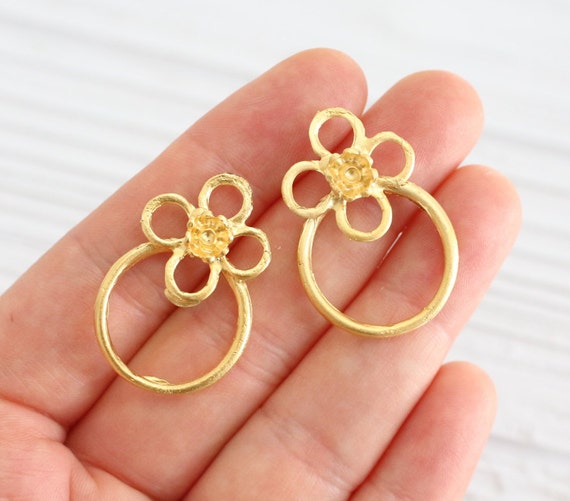 2pc gold flower pendant, earring charms, earring dangle, round, gold flower charm, daisy, gold connector, boho pendant, rustic pendant