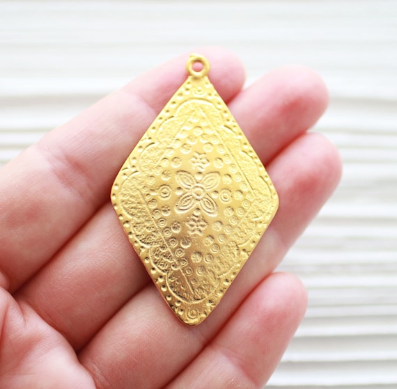 Large drop pendant with flower details, earring charms gold, drop charms, filigree findings, hammered flower pendant