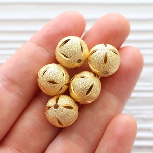 5-delige ronde glinsterende gouden metalen kralen, gehamerde metalen kralen goud, getextureerde gouden kralen, kettingkralen, matgouden kralen, boho rustieke balkralen
