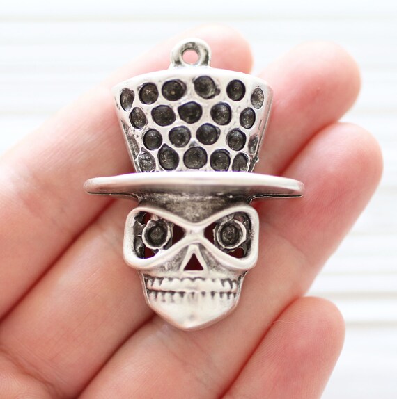 Silver skull pendant, Halloween pendant, skull charm, skeleton pendant, skull pendant with hat, skull jewelry findings, Halloween jewelry