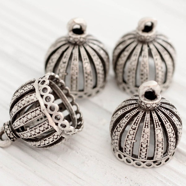 2 tapones de borla de filigrana plateados, tapones de cuentas de metal con forma de corona grande, conos de cuentas plateados, tapones de extremo plateados grandes, tapones de borla adornados, tapones de cuentas tribales, L