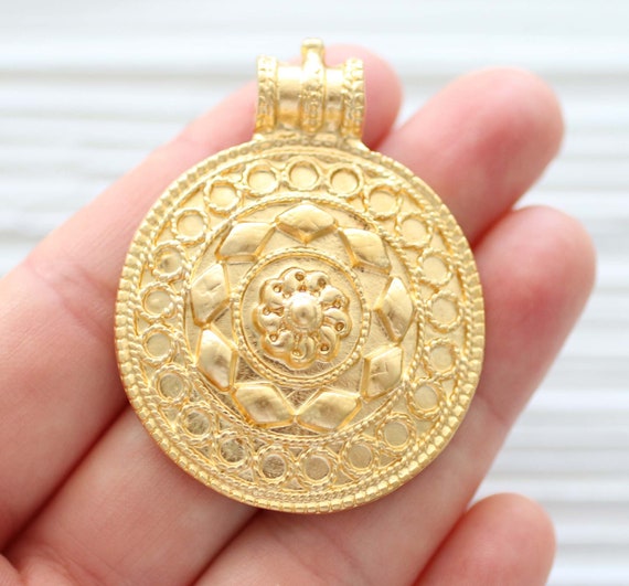 Gold pendant round shape deals