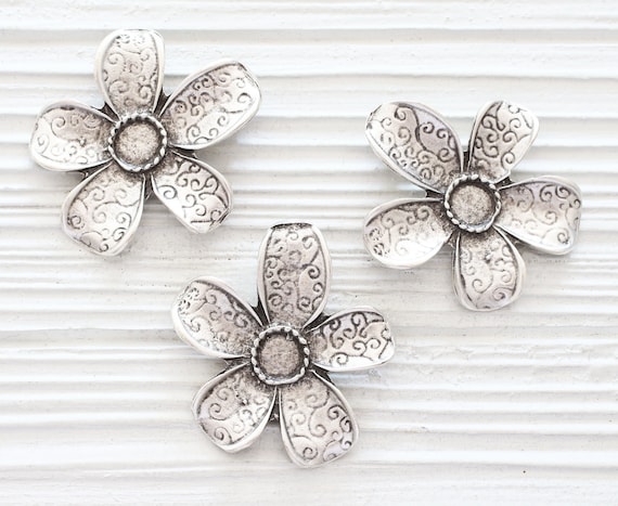 Silver flower pendant, daisy pendant, flower medallion, textured pendant, flower jewelry findings, flowers, large leaf flower pendant