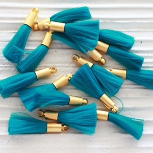 4 Stück blaugrüne Quaste mit Goldkappe, Mini-Quasten, Quastenanhänger, Quastenanhänger für Ohrringe, Quaste für Ohrringe, Quaste für Armbänder und Anhänger, N1