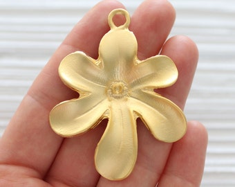 Flower pendant, daisy pendant, gold flower medallion, gold flower pendant, large pendants, gold flower, large leaf flower, flower findings